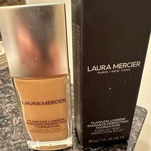 Laura Mercier
Flawless Lumière Radiance-Perfecting Foundation- Shade is Linen